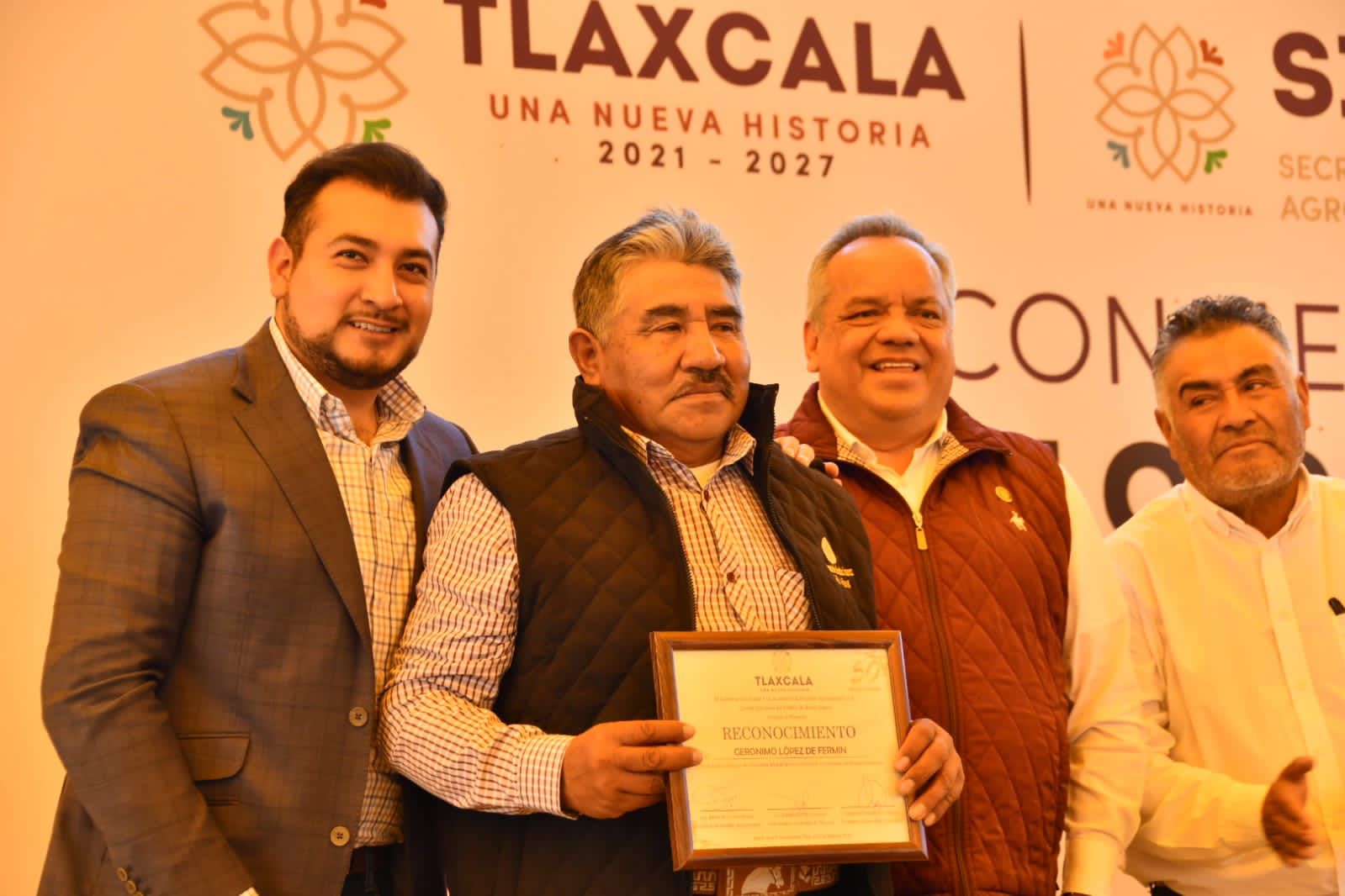 Felicita Salvador Santos Cedillo a los socios fundadores del establo Benito Juárez